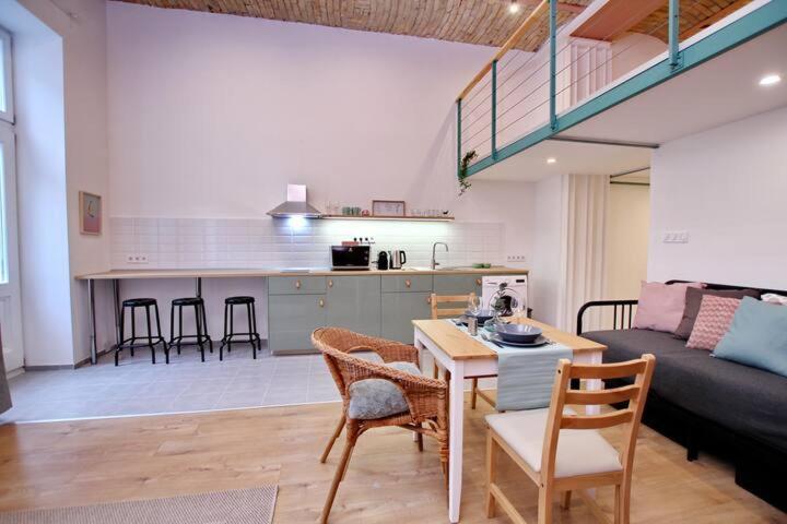 Canga Downtown For 6ppl, Balcony, Projector Apartment