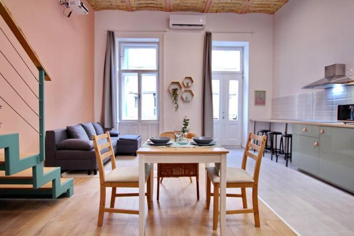 Canga Downtown For 6ppl, Balcony, Projector Apartment